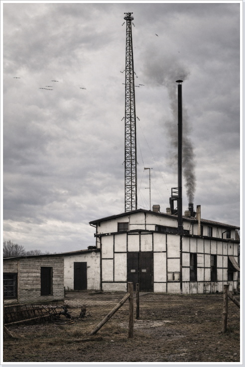 Hinter dem Sendegebäude von 1908 ist der 100 Meter hohe Sendemast erkennbar. Hinter dem Sendegebäude von 1908 ist der 100 Meter hohe Sendemast erkennbar.