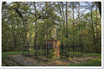 Der Weinberg mit Denkmal. / The monument on the vineyard remembers to the former Jewish cemetery.