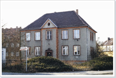 Das Verwaltungsgeb&auml;ude der OHKB an der von Strecke Nauen nach Ketzin.