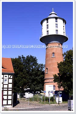 Der ehemalige Wasserturm wurde zum Wohnhaus. / The former water-tower.