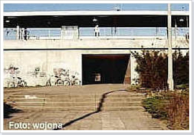 Der neue Bahnhofs- Eingang. / The present-day entrance to the railway station.