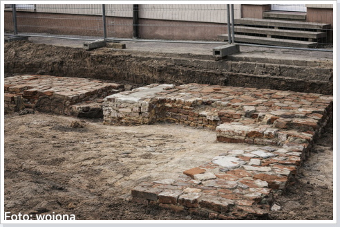 Die Grundmauern wurden im Jahre 2001 freigelegt. / The foundation walls became excavated in year 2001.