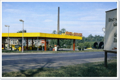 Die MINOL-Tankstelle an der Berliner Chaussee (Berliner Stra&szlig;e begann erst mit dem Ortsschild) zur DDR-Zeit.