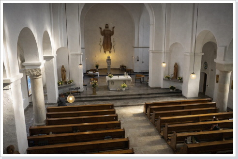 Blick ins Innere der katholischen Kirche.