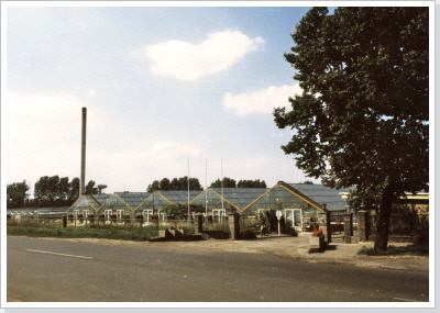 Blick von der Hamburger Stra&szlig;e auf die Anlagen der GPG Nauen.
