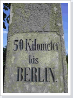 Gleicher Stein: Inschrift auf der der Fahnbahn zugewandten Seite: "50 km bis Berlin"