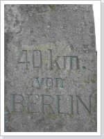 Stadt Nauen, Ortseinfahrt B273 zur Berliner Stra&szlig;e, Inschrift auf der der Fahrbahn zugewandtenSeite:"40 km von Berlin".