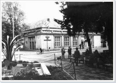 Das denkmalgesch&uuml;tzte Kino- & Theatergeb&auml;ude um 1980./Former theatre & cinema
