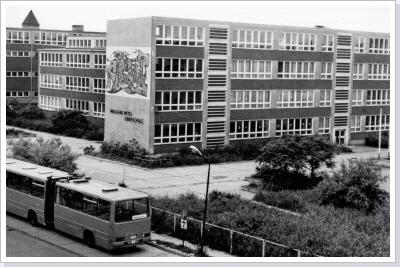 LINKS: DSF-Schule, RECHTS: W:Pieck-Schule, beide durch einen Mittelbau verbunden.
