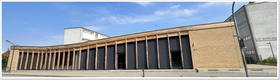Der MUltifunktionsbau mit Aula.