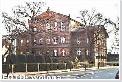 Die Grundschule Am Lindenplatz. Mittig ist der &auml;lteste Baum der Stadt zu sehen.