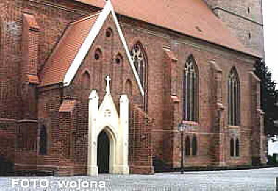 Eingang zum Martin-Luther-Platz gegen&uuml;ber der Kollwitz-Grundschule. / The entrance to the church faces the elementary school opposite.