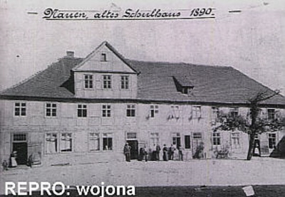 Die Schule am Kirchplatz im Jahre 1890. / This building was the first school in the small town Nauen up to the year 1890.