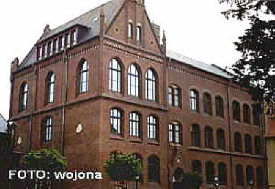 Die Schule NACH der Sanierung. / The school after the renovation.
