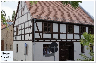 Das gleiche Haus nach der Rekonstruktion im Jahr 2018. Hier verwalten die "Nauener Heimatfreunde" das "Historische Archiv" der Stadt Nauen mit Exponaten von 1700 bis heute.