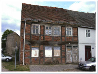 Ein altes Bauernhaus vor der Sanierung. / An old farmhouse.