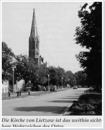 Die Kirche von Lietzow ist ein markantes Bauwerk. Selbst die Turmspitze besteht aus gelben Ziegeln.