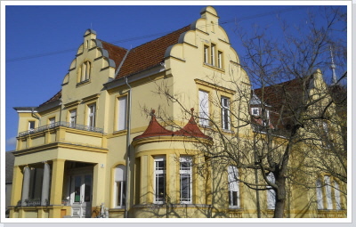 Das ehemalige Gutshaus ist heute Dorfgemeinschaftshaus, Arztpraxis, KITA und Heimatstube.