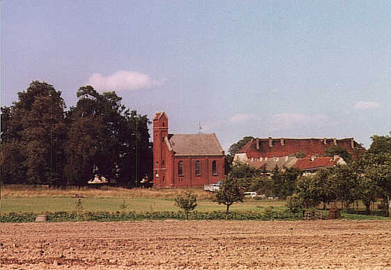 Kirche und Herrenhaus Schwanebeck im Jahre 1994. / Church and manor house from Schwanebeck in the year 1994.