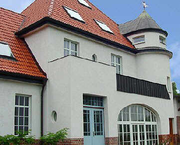 Das umgebaute, ehemalige Bahnhofsgebude./The former station building.