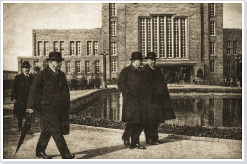 Inbetriebnahme der Station von Nauen f&uuml;r den Funkverkehr durch Staatssekret&auml;r Dr. Bredow in Anwesenheit des Reichspr&auml;sidenten Ebert und des Reichspostministers Giesberts im Jahre 1920. (Links vorn: Reichspostminister Giesberts, rechts: Reichspr&auml;sident Ebert und Dr. Bredow.)