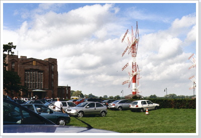 Zahlreiche Besucher aus Nah und Fern waren zu Gast beim Tag des offenen Denkmals im September 2000. Unverkennbar sind bei der Konstruktion der neuen Antennen die Erfahrungen aus dem Betrieb der Drehantenne vom Dechtower Damm eingeflossen.