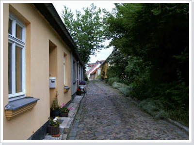 Neue Wohnh&auml;user an der ehemaligen Stadtmauer, die rechts der Gasse verlief. / New residential buildings on the former city-wall.